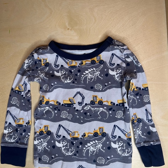 2T pajamas - Picture 3 of 7